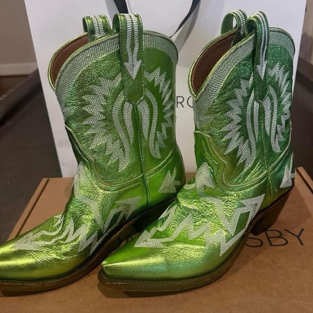 I am looking to buy a size 9 or 9 1/2 in these boots.